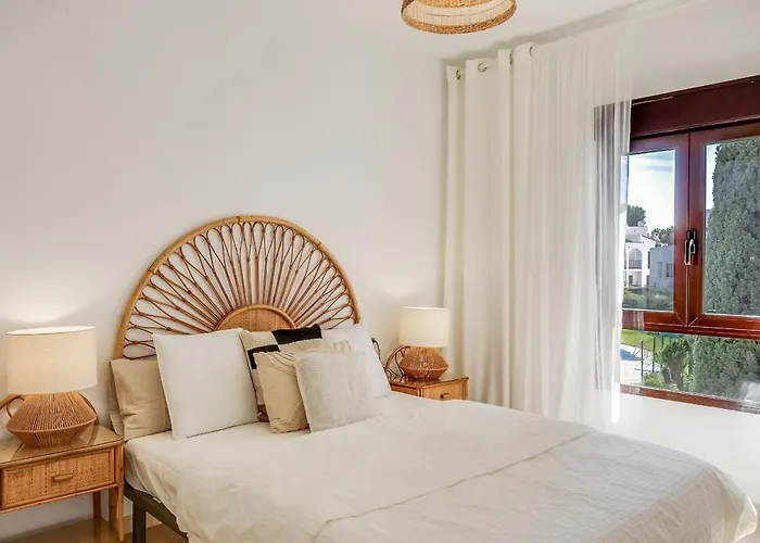 El Paraiso - Near The With Communal Pool