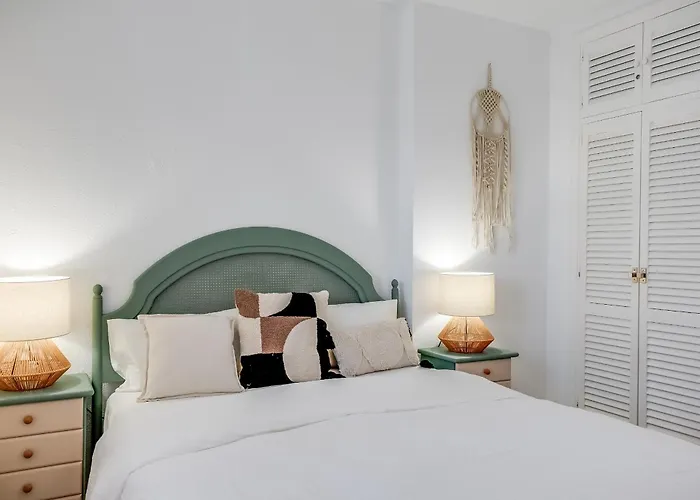 El Paraiso - Near The With Communal Pool